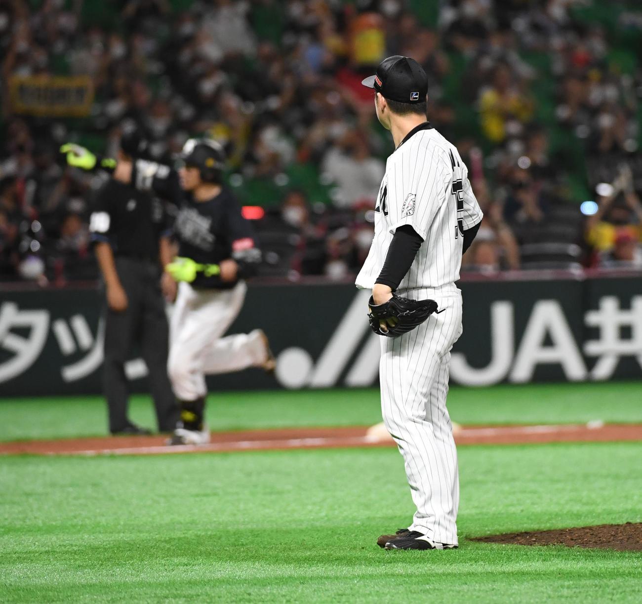 ソフトバンク対ロッテ　4回裏ソフトバンク無死、美馬学は松田宣浩にソロ本塁打を浴びる（撮影・今浪浩三）