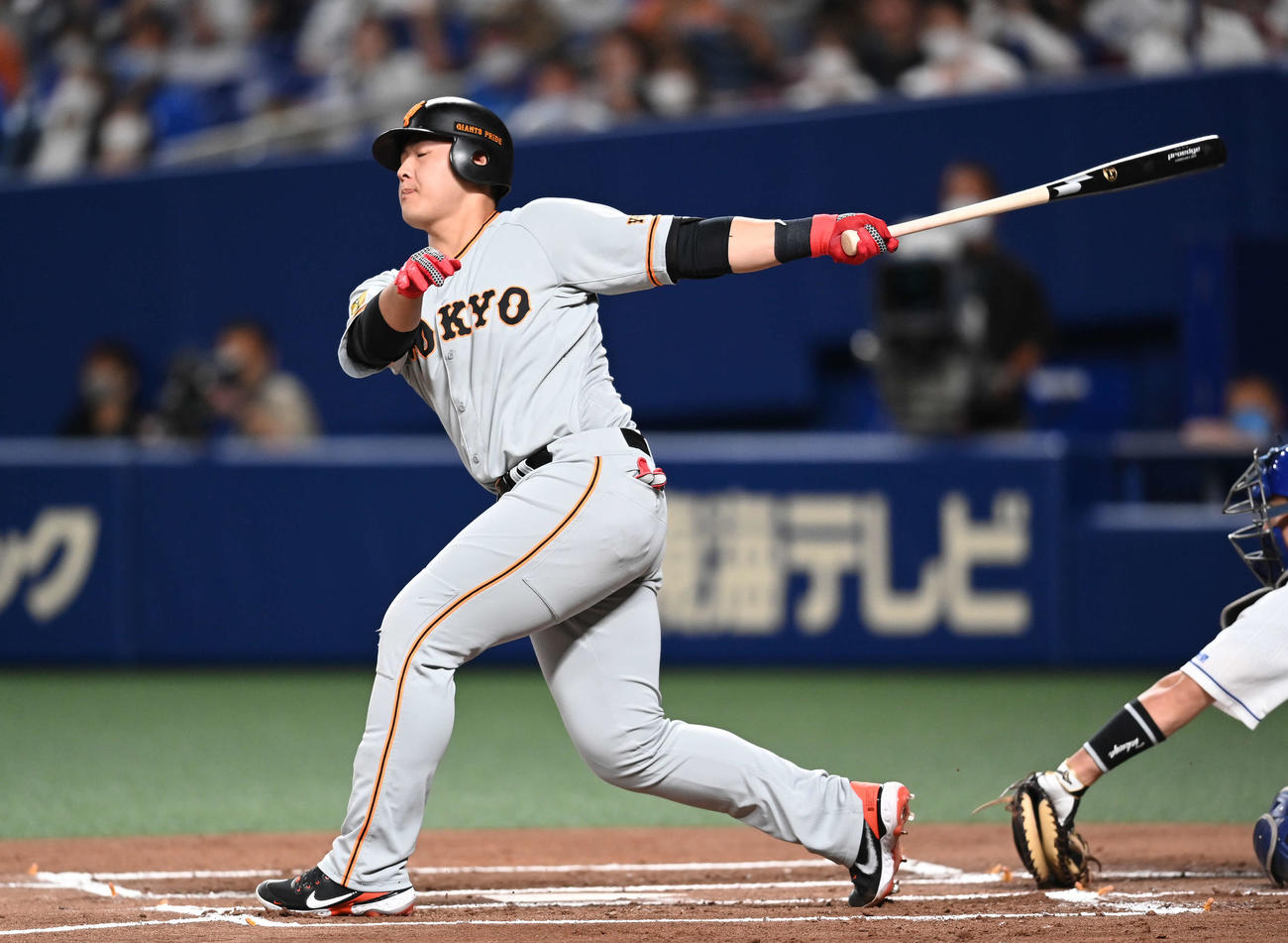 中日対巨人　1回表巨人2死二塁、空振り三振に倒れる岡本（撮影・鈴木みどり）