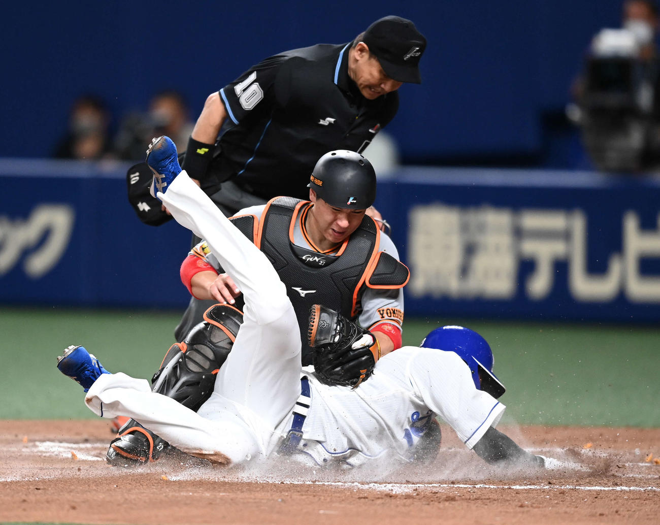 中日対巨人　8回裏中日2死二塁、ビシエドの左前適時打で生還する代走遠藤。捕手炭谷にはコリジョンルールが適用され警告が出される（撮影・鈴木みどり）