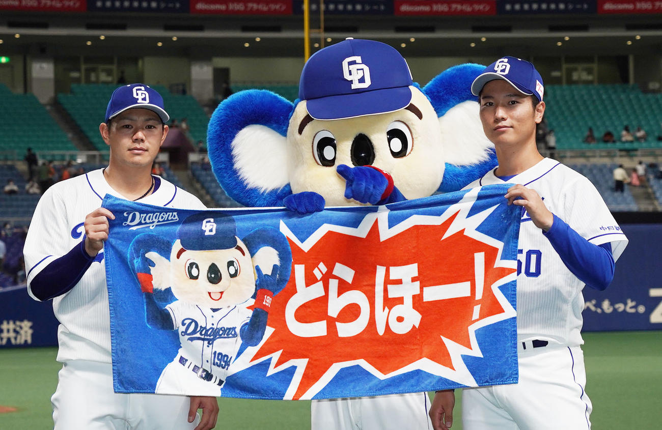 中日対巨人　ヒーローインタビュー後、ポーズを決める高橋（左）と清水（撮影・森本幸一）