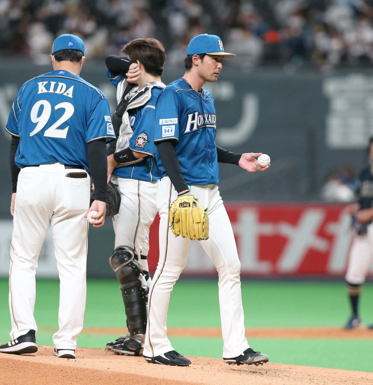日本ハム対オリックス　4回途中降板する上原（撮影・黒川智章）