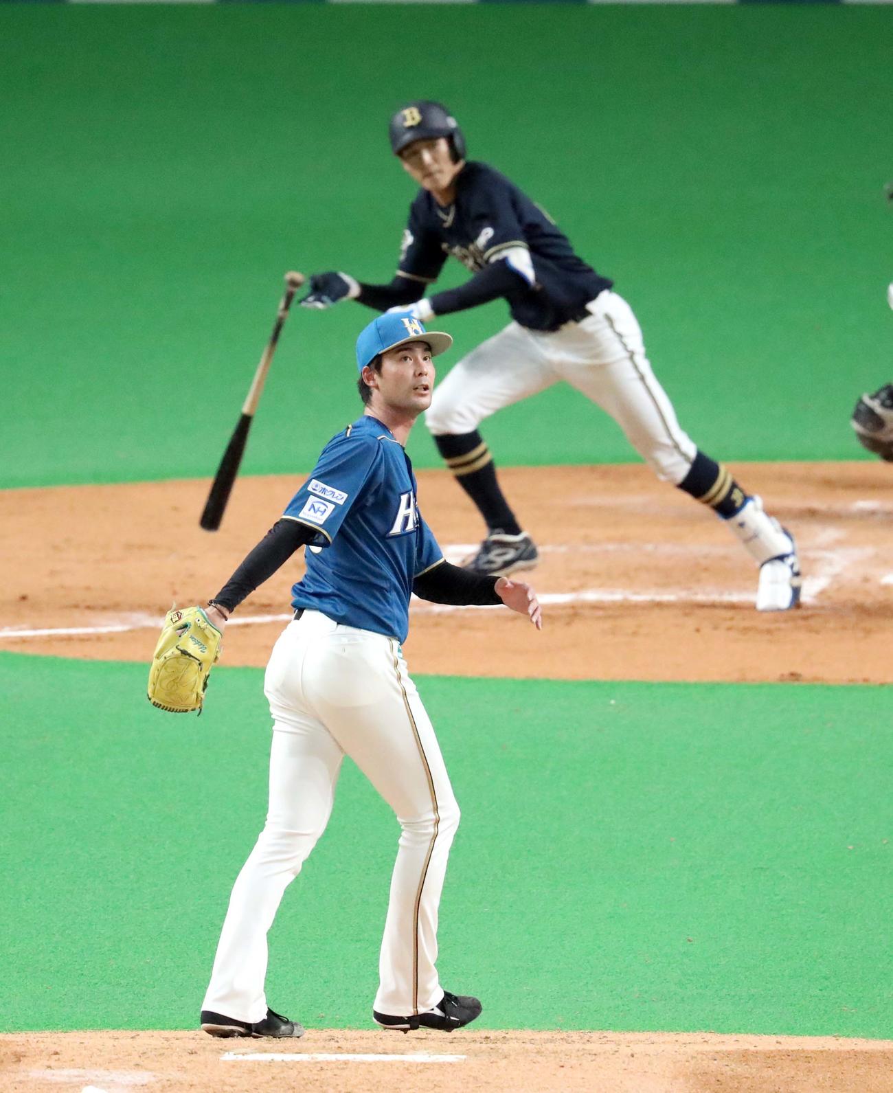 日本ハム対オリックス　3回表オリックス2死二塁、佐野（右奥）に適時二塁打を打たれる日本ハム上原（撮影・佐藤翔太）