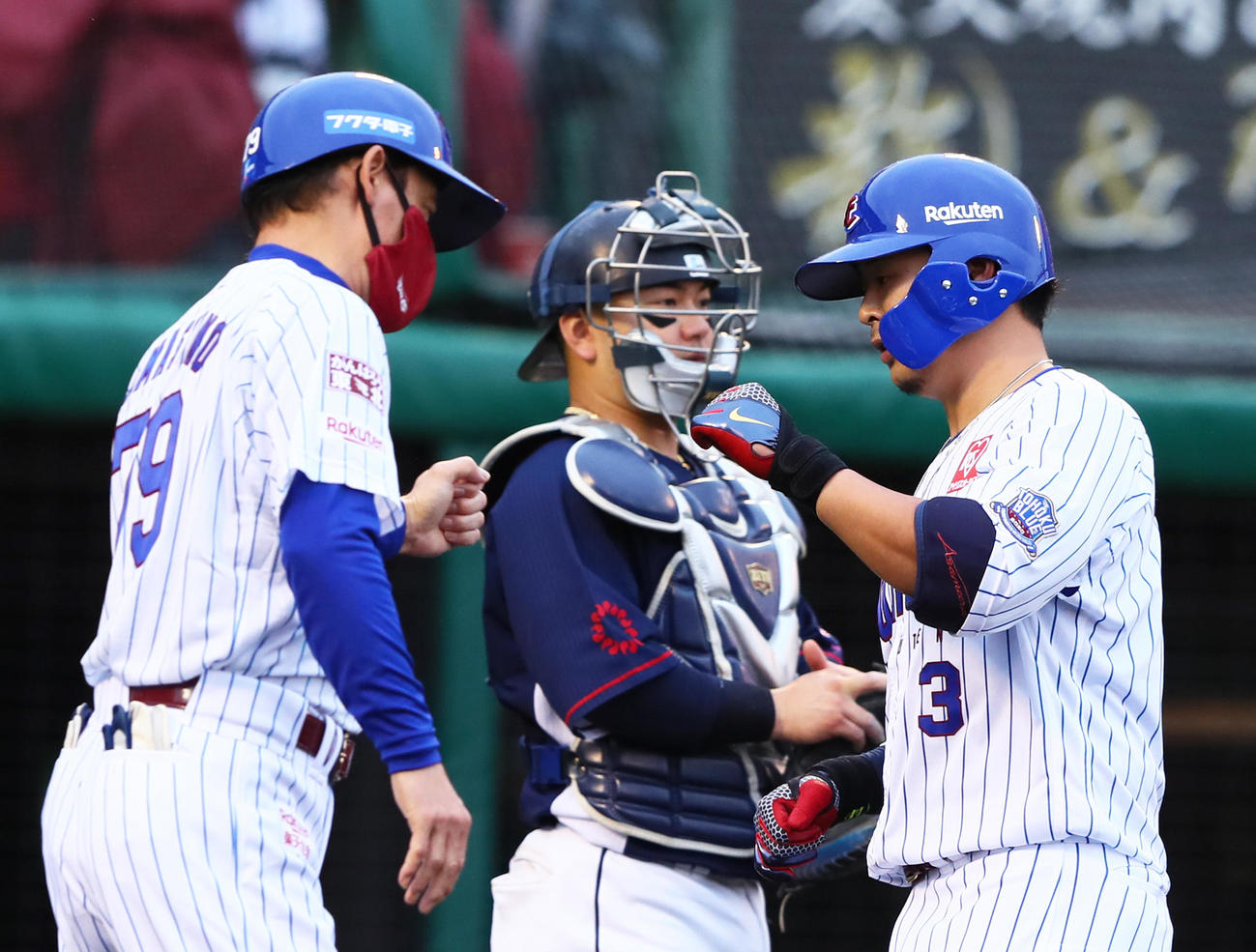 楽天対西武　4回裏楽天1死、浅村（右）は今季30号となる右越え本塁打を放ち生還する。中央は西武捕手森（撮影・足立雅史）