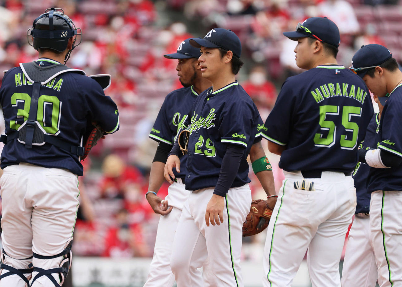 広島対ヤクルト　5回裏広島無死満塁、降板する小川（中央）（撮影・加藤孝規）