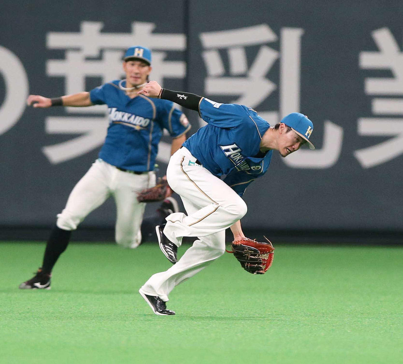 日本ハム対オリックス　3回表オリックス1死二塁、福田の打球を好捕する西川（撮影・黒川智章）