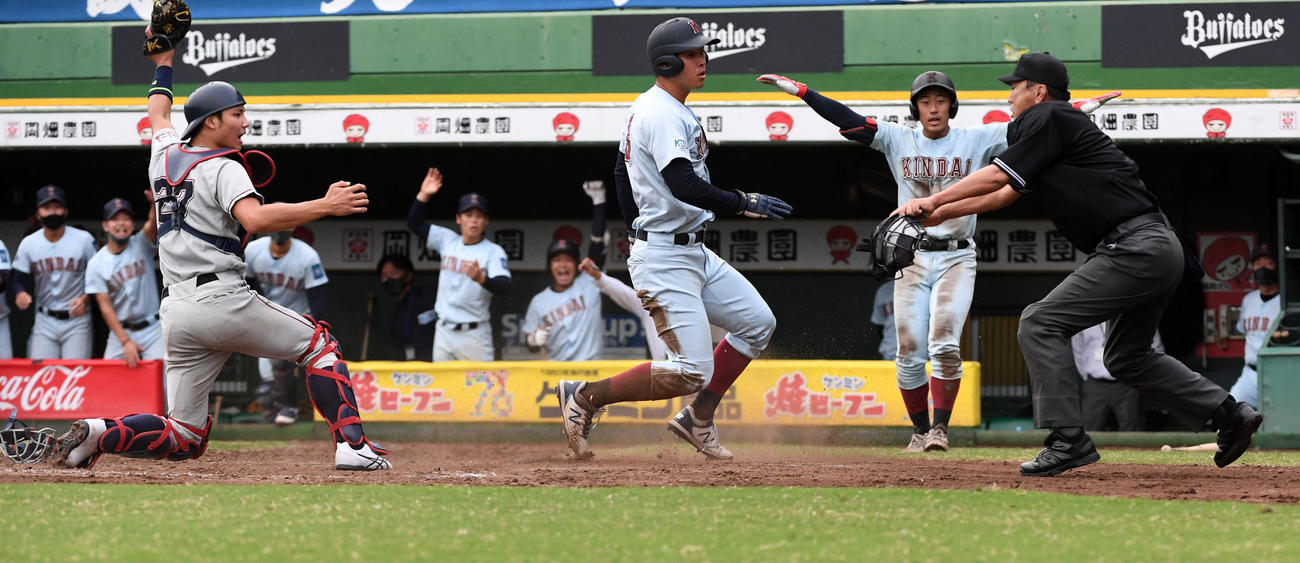 立命大対近大　タイブレーク10回裏近大無死二、三塁、井町の遊ゴロでサヨナラのホームを踏んだ佐藤（撮影・前岡正明）