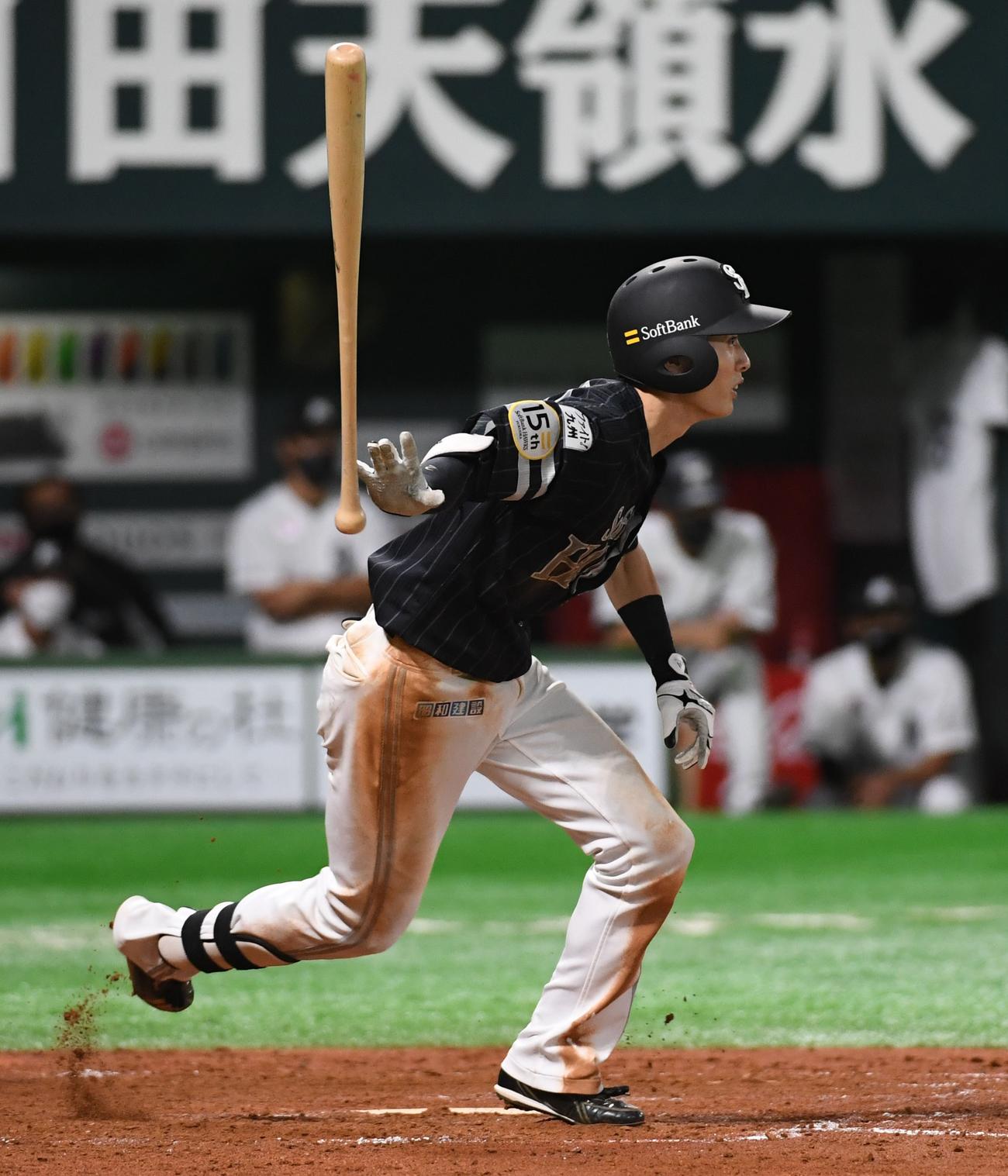 ソフトバンク対ロッテ　4回裏ソフトバンク2死三塁、周東佑京は遊撃内野安打を放つ（撮影・今浪浩三）