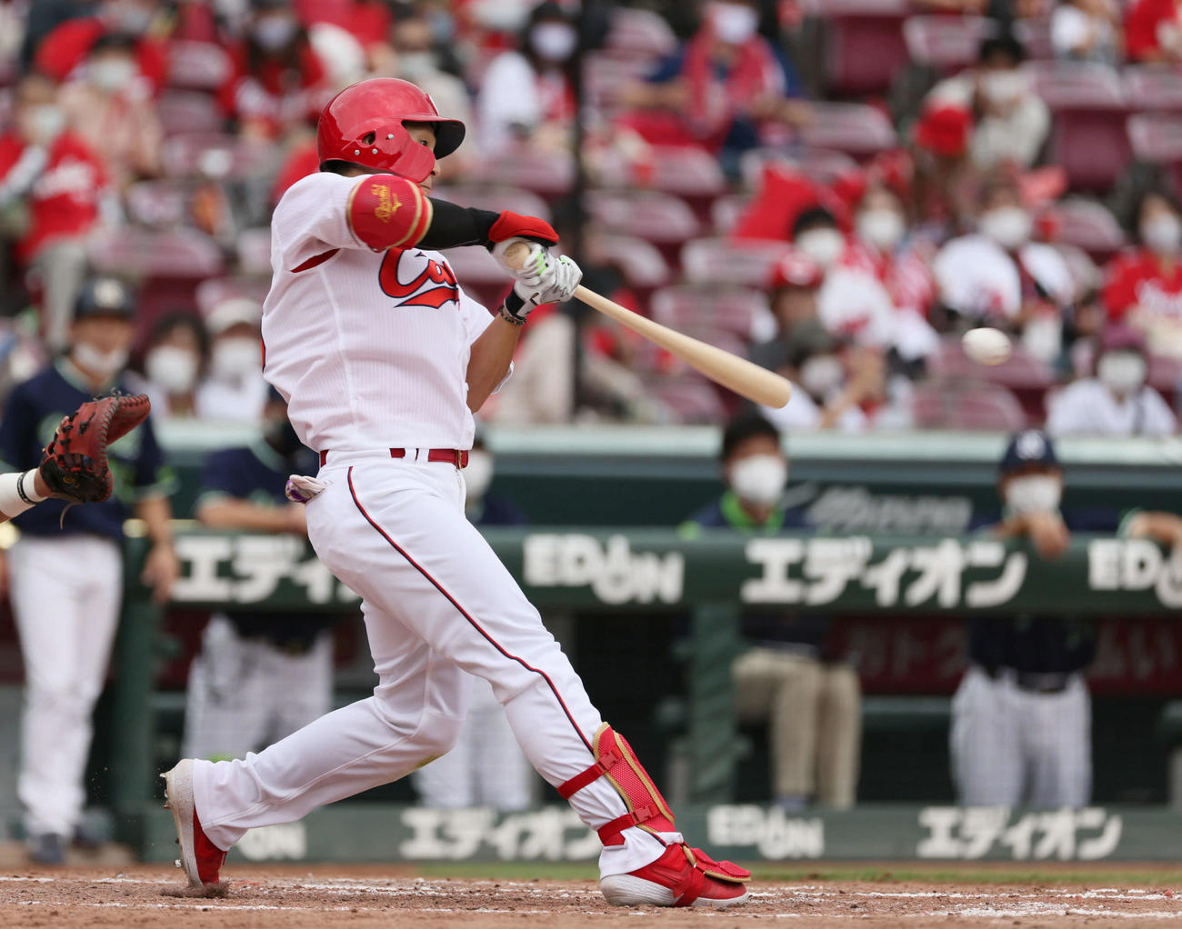 プロ野球広島対ヤクルト　5回裏広島2死満塁、5回2巡目の西川は適時内野安打を放つ（撮影・加藤孝規）