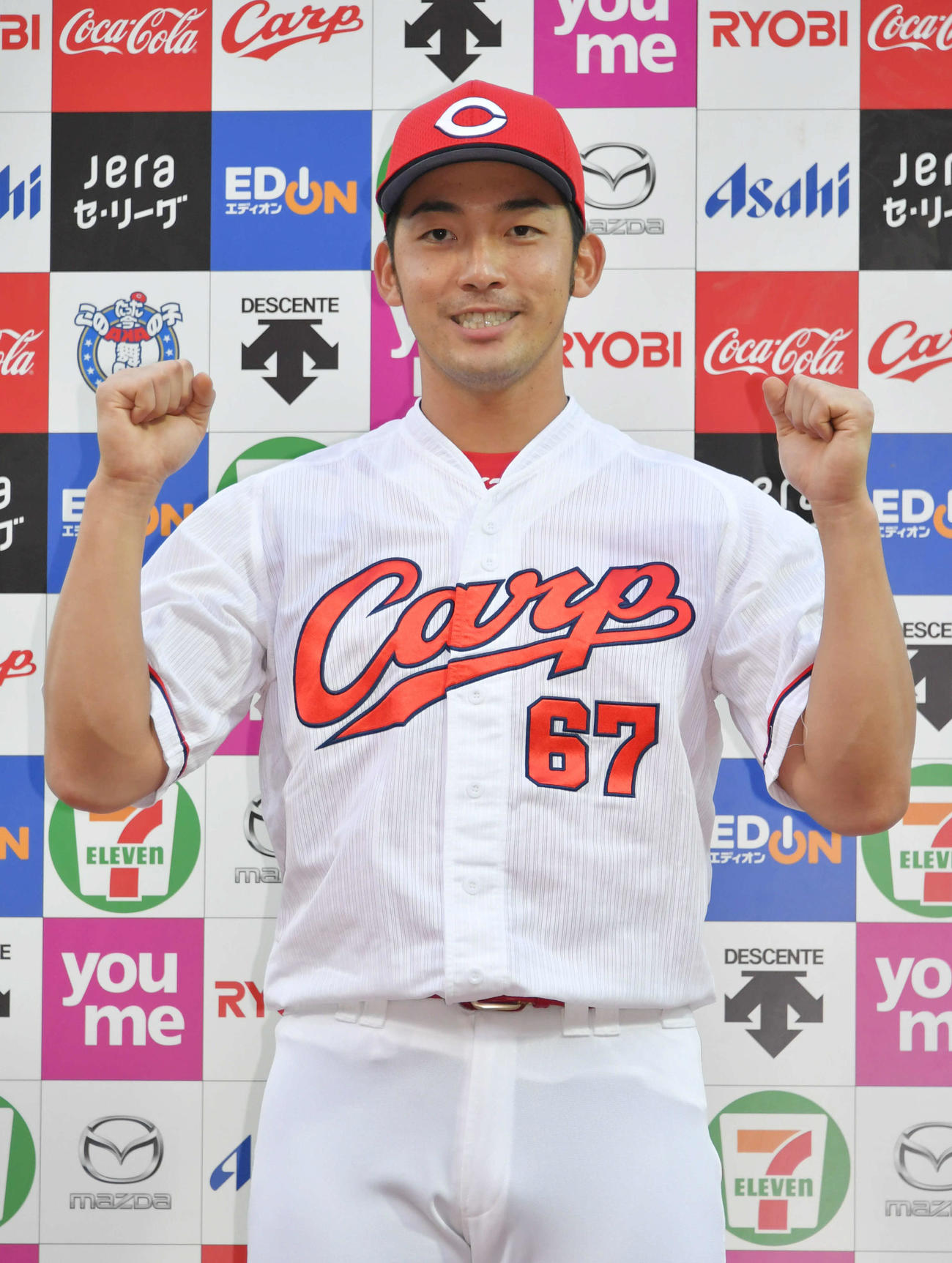 ヒーローインタビューでポーズを決める中村祐