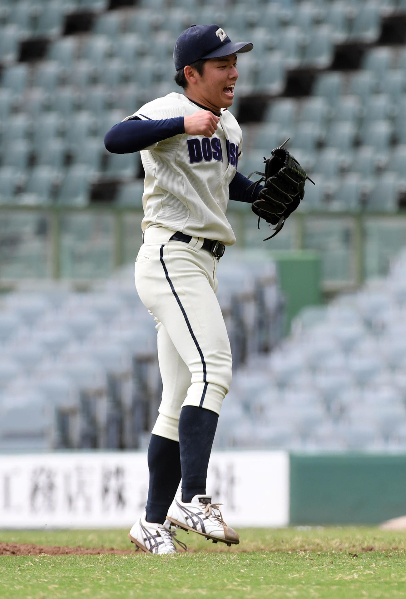 同大対京大　京大を完封し、ガッツポーズの同大・高橋恭（撮影・前岡正明）