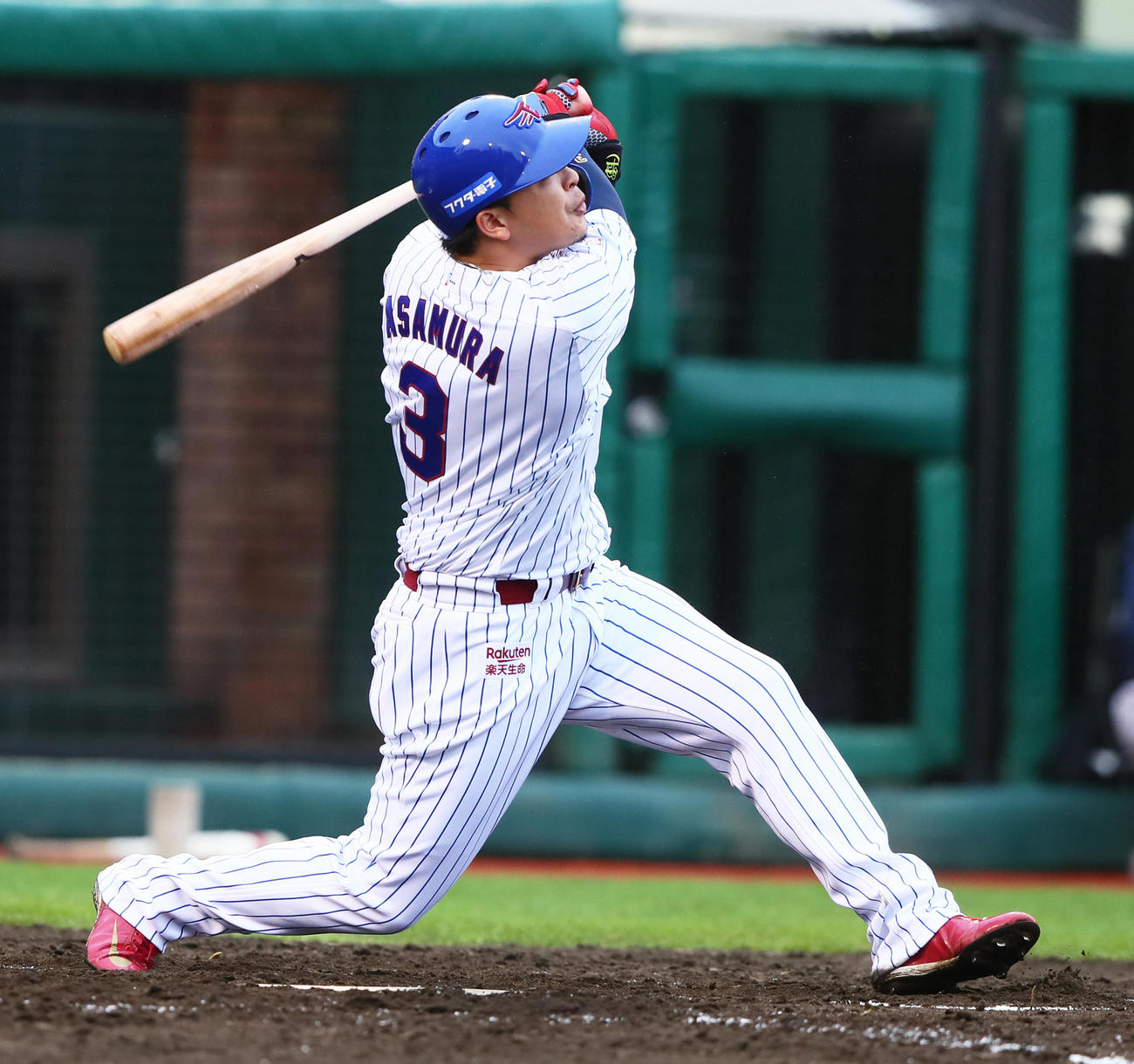 楽天対西武　4回裏楽天1死、浅村は今季30号となる右越え本塁打を放つ（撮影・足立雅史）