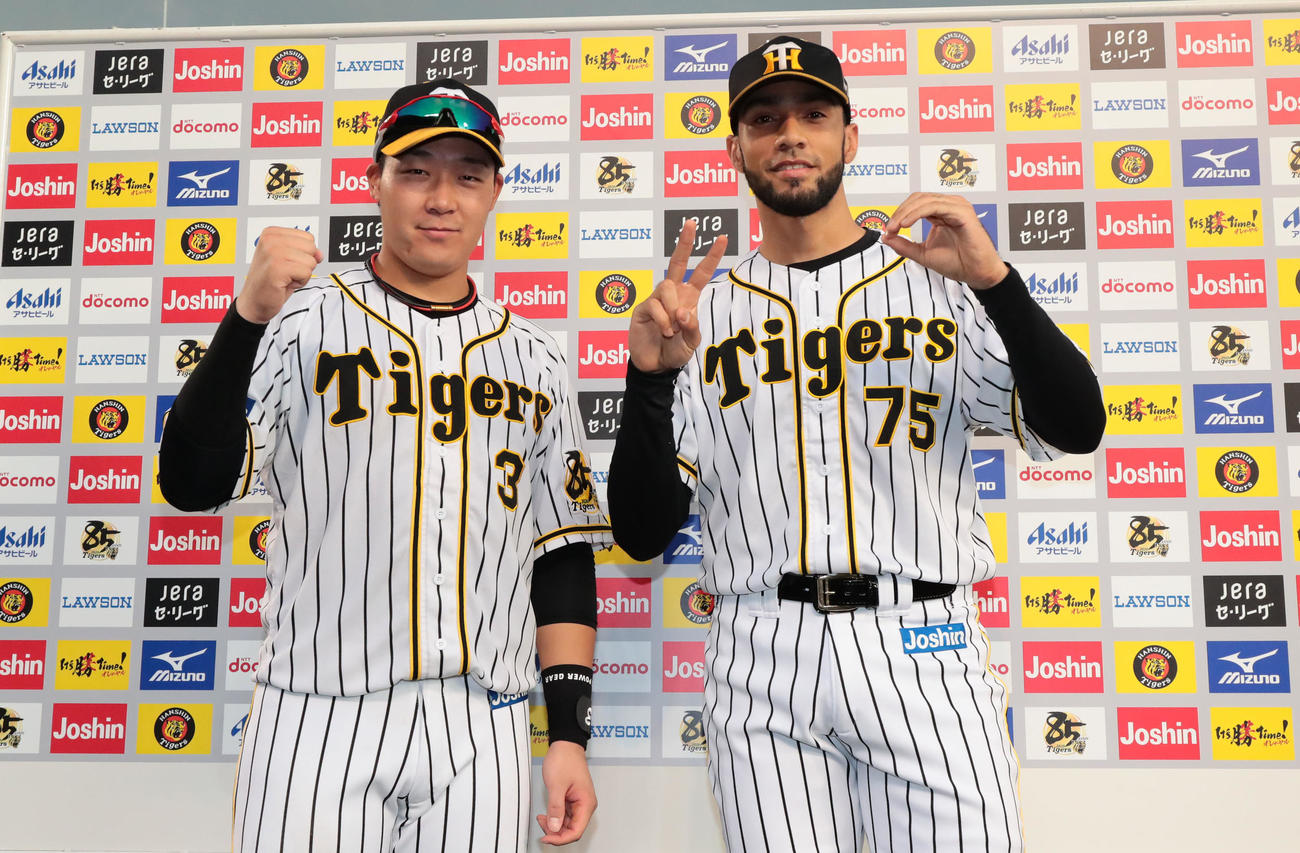 お立ち台でポーズを取る大山悠輔とロベルト・スアレス（代表撮影）