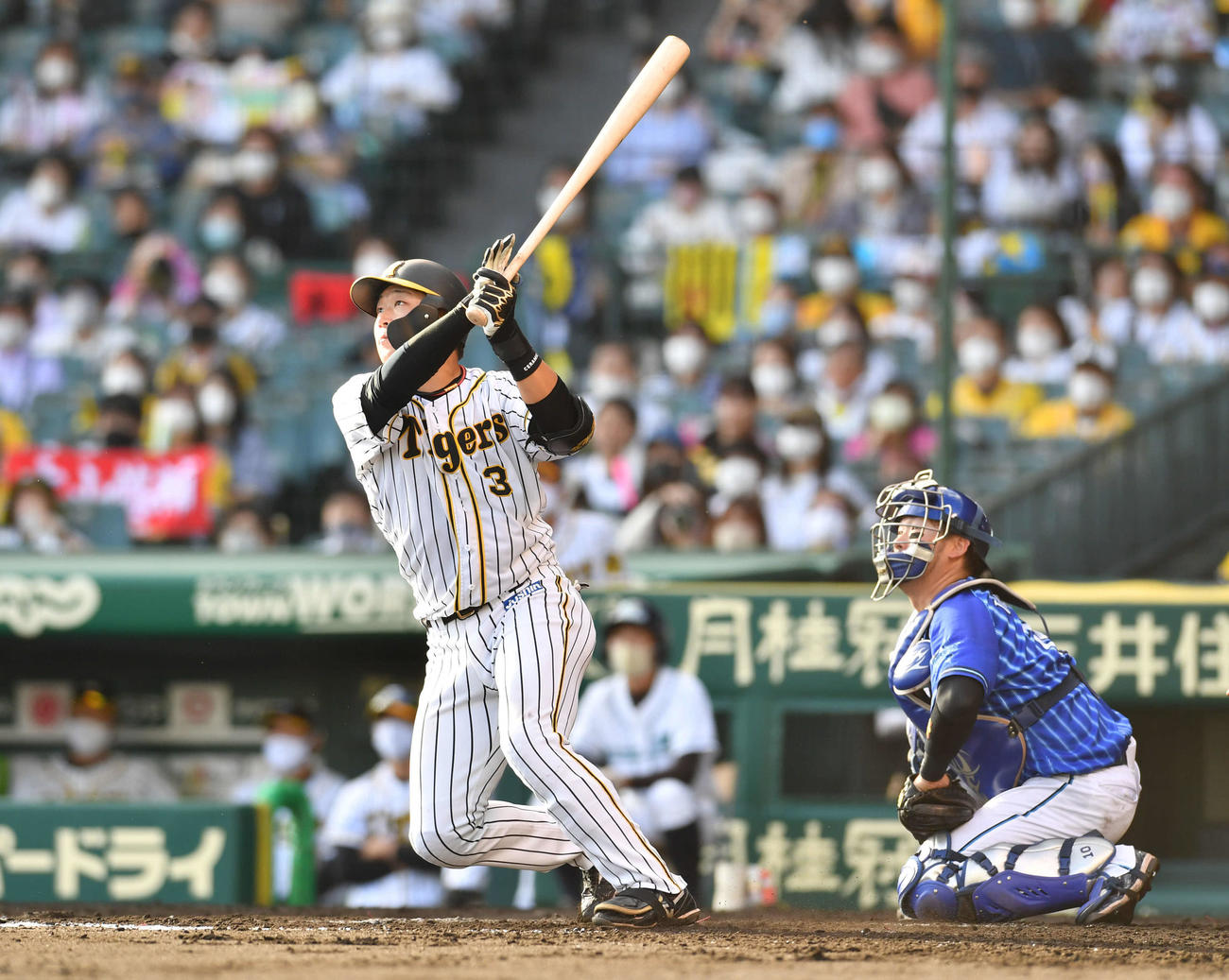 阪神対DeNA　5回裏阪神1死一塁、大山は逆転の左越え2点本塁打を放つ（撮影・岩下翔太）