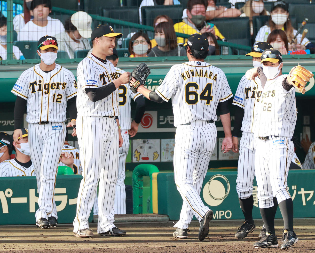 6回表DeNA2死、オースティンを遊ゴロに抑えた桑原（右）を出迎える秋山（撮影・清水貴仁）