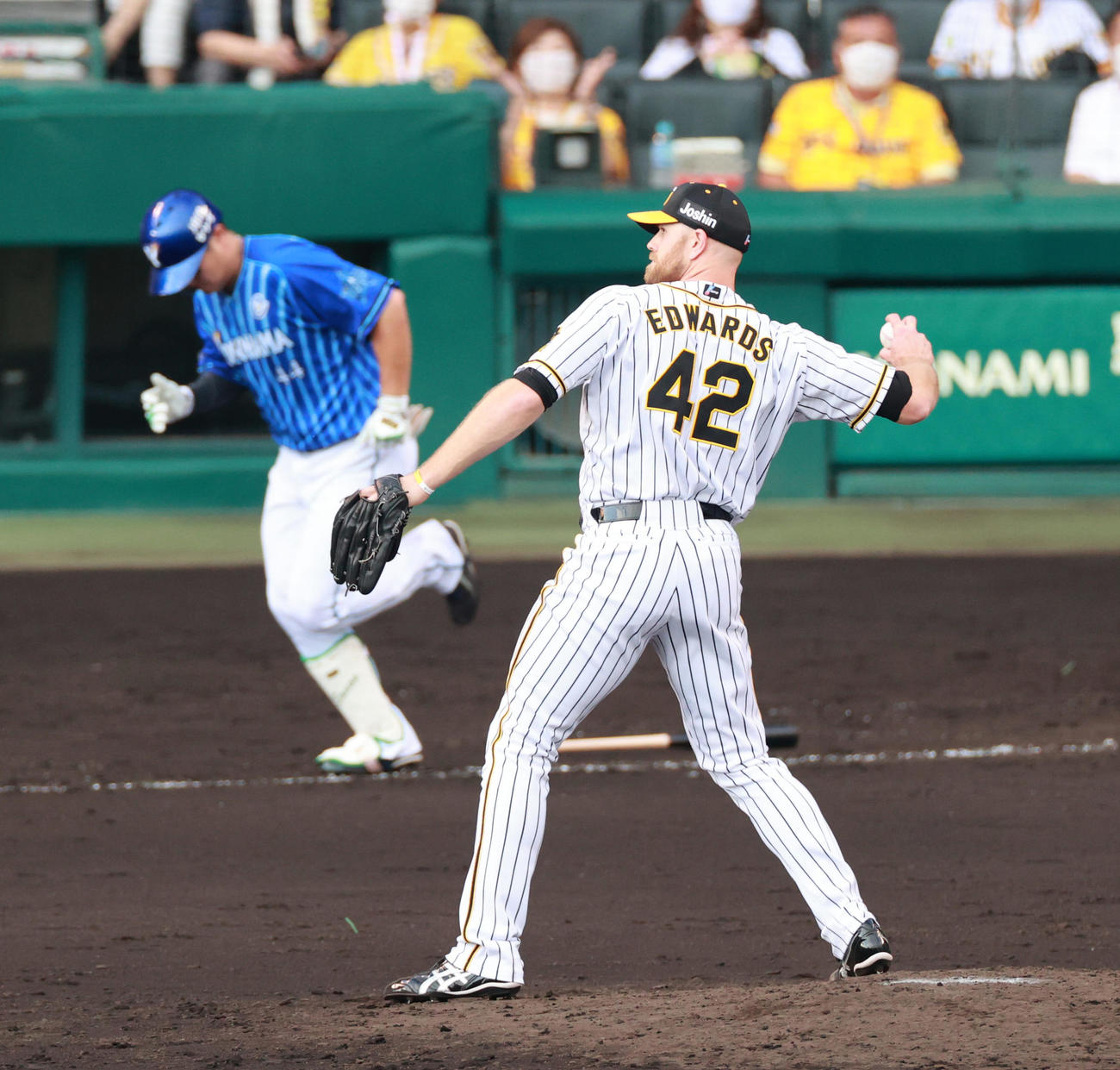阪神対DeNA　8回表DeNA無死、佐野を投ゴロに抑えるエドワーズ（撮影・清水貴仁）