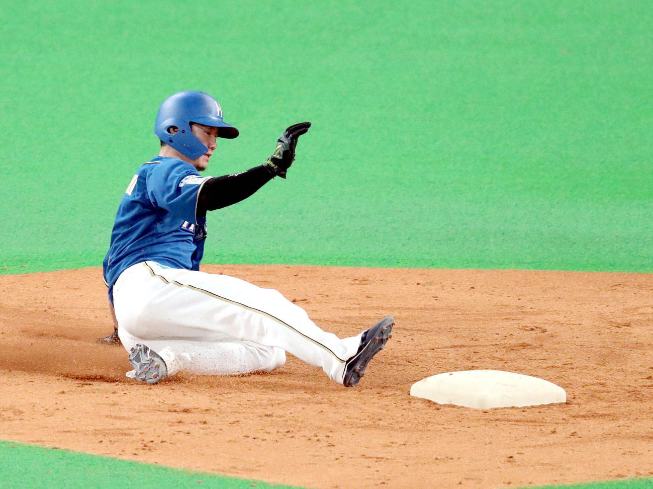 日本ハム対オリックス　9回裏日本ハム2死一塁、西川は二盗を決める（撮影・佐藤翔太）