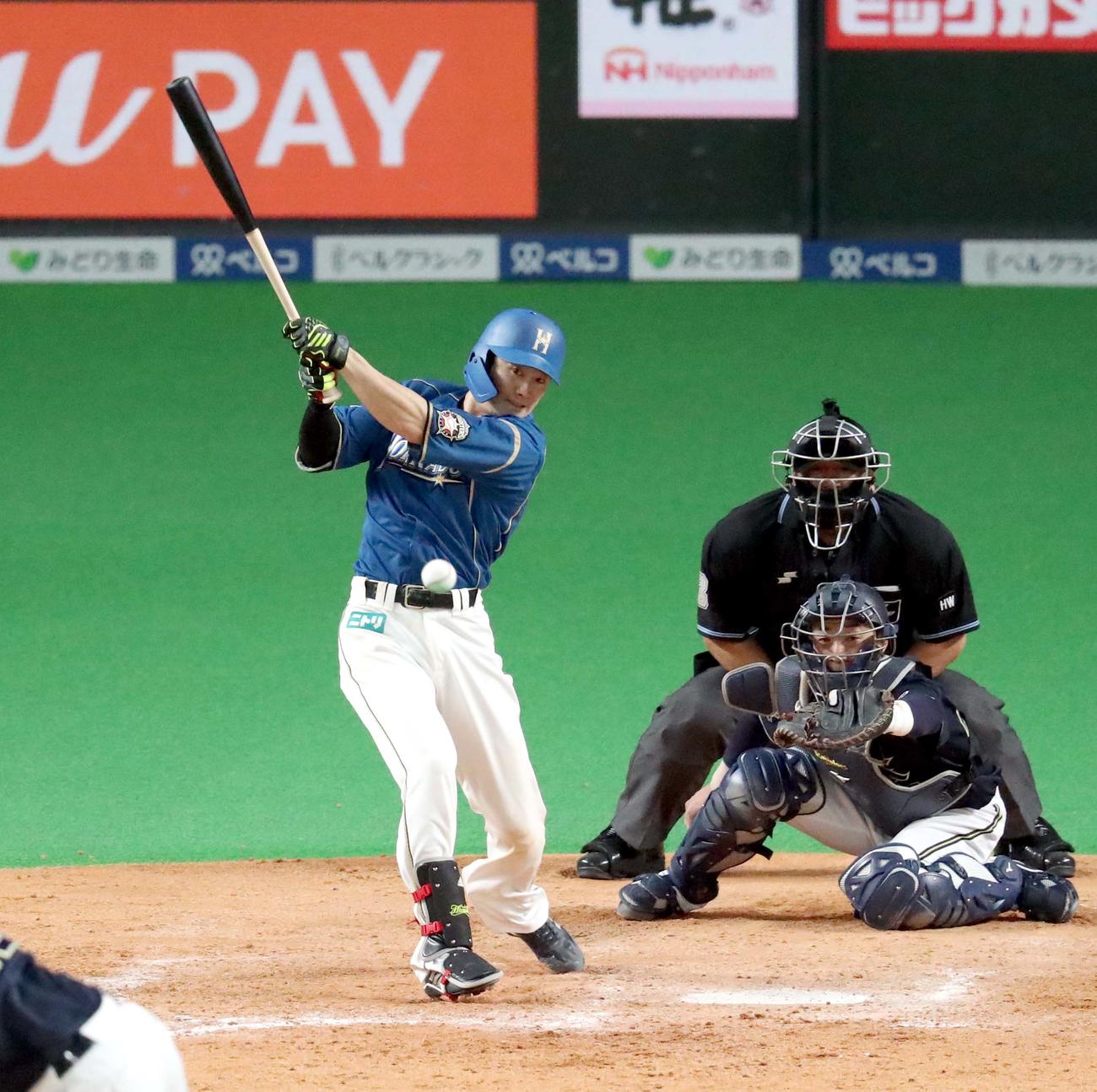 日本ハム対オリックス　9回裏日本ハム2死三塁、西川は中前適時打を放つ（撮影・佐藤翔太）