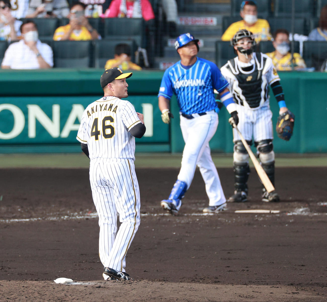 阪神対DeNA　5回表DeNA無死、ロペスに左翼ポール直撃の勝ち越し本塁打を浴びる秋山（撮影・清水貴仁）
