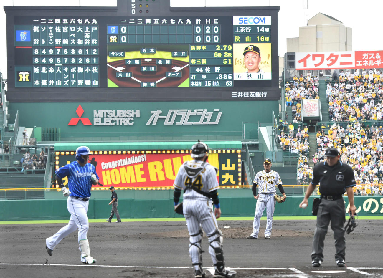 阪神対DeNA　2回表DeNA無死、佐野（左）に先制の右越え本塁打を打たれた秋山（撮影・岩下翔太）