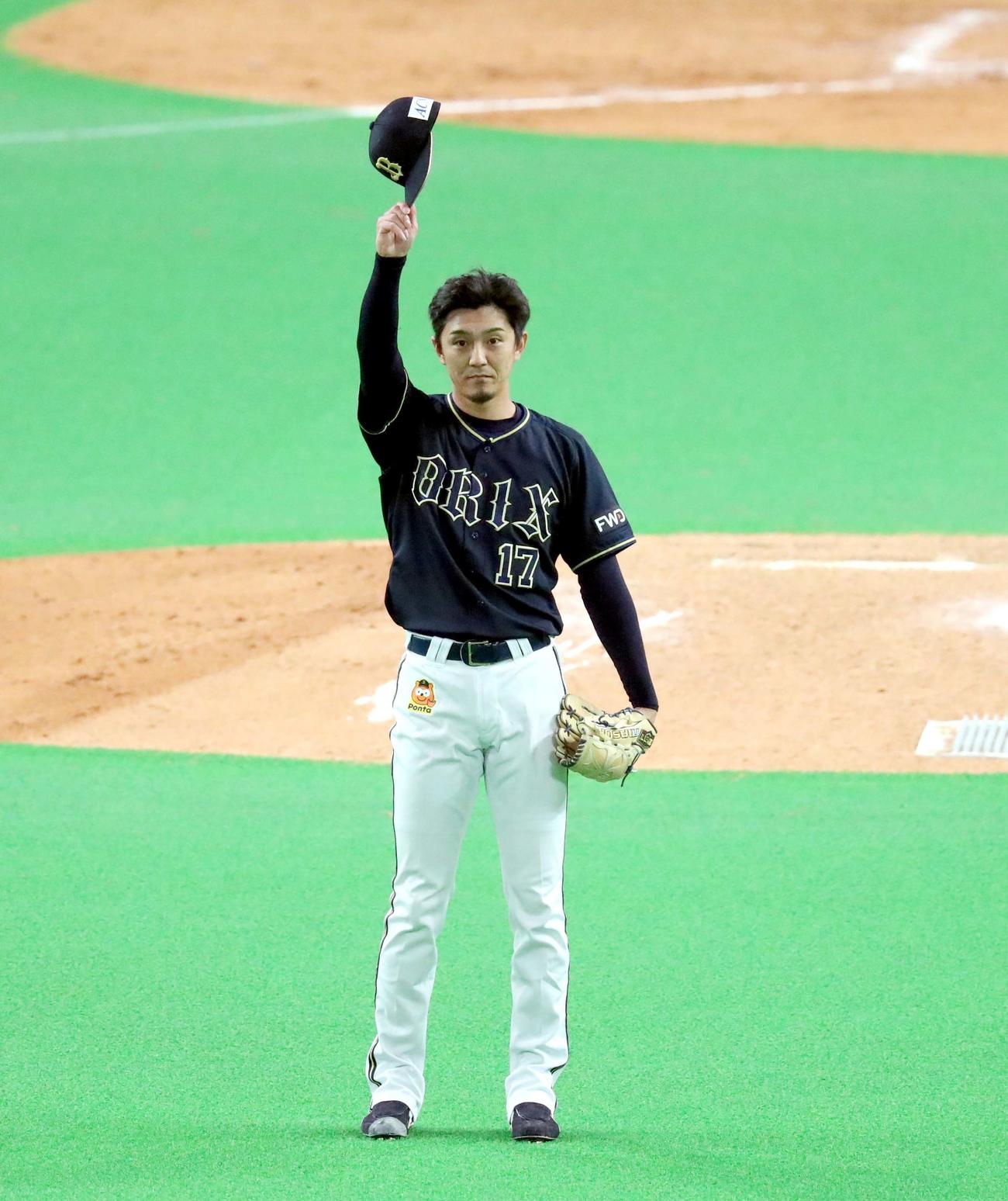 日本ハム対オリックス　5回裏日本ハム無死、浅間の飛球を好捕したオリックス中堅手安達に帽子をとって応える増井（撮影・佐藤翔太）