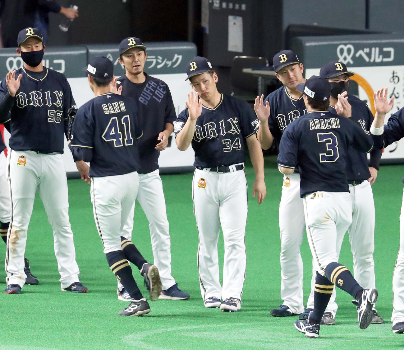 日本ハムに勝利し、オリックス安達を出迎える増井と吉田正（中央）（撮影・佐藤翔太）