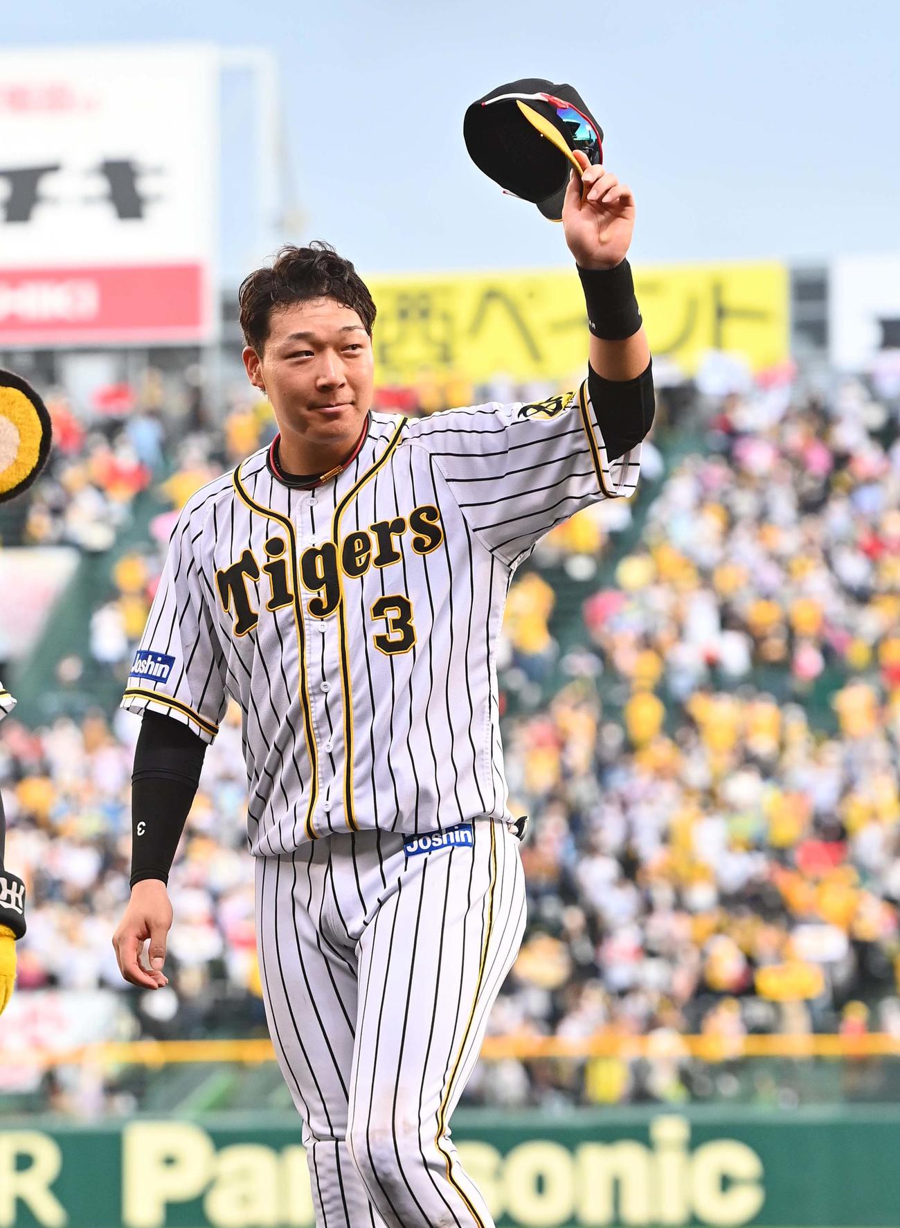 阪神対DeNA　ファンの拍手に手を上げて応える大山（撮影・上田博志）