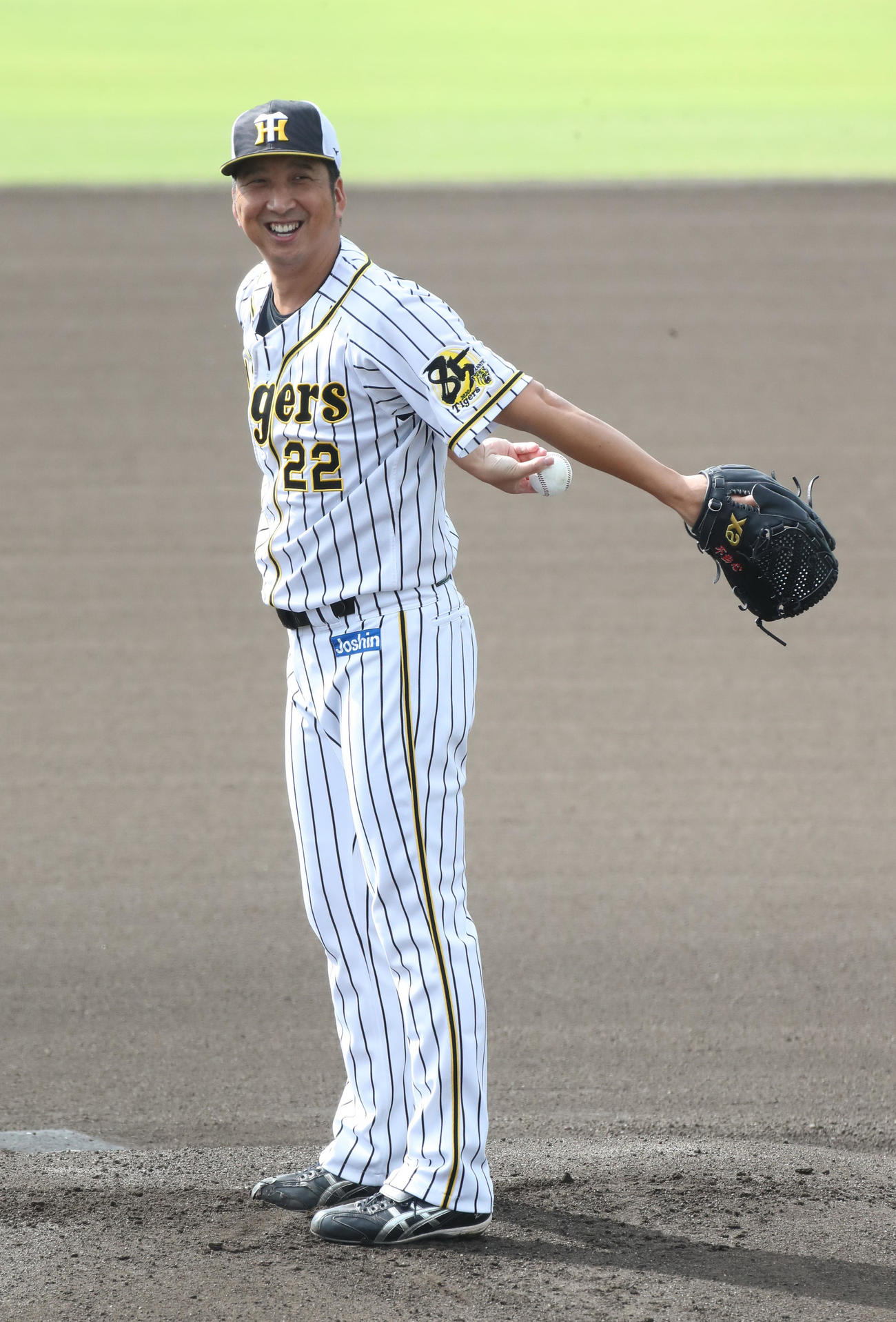 鳴尾浜球場のマウンドで投球練習を行う藤川球児（代表撮影）