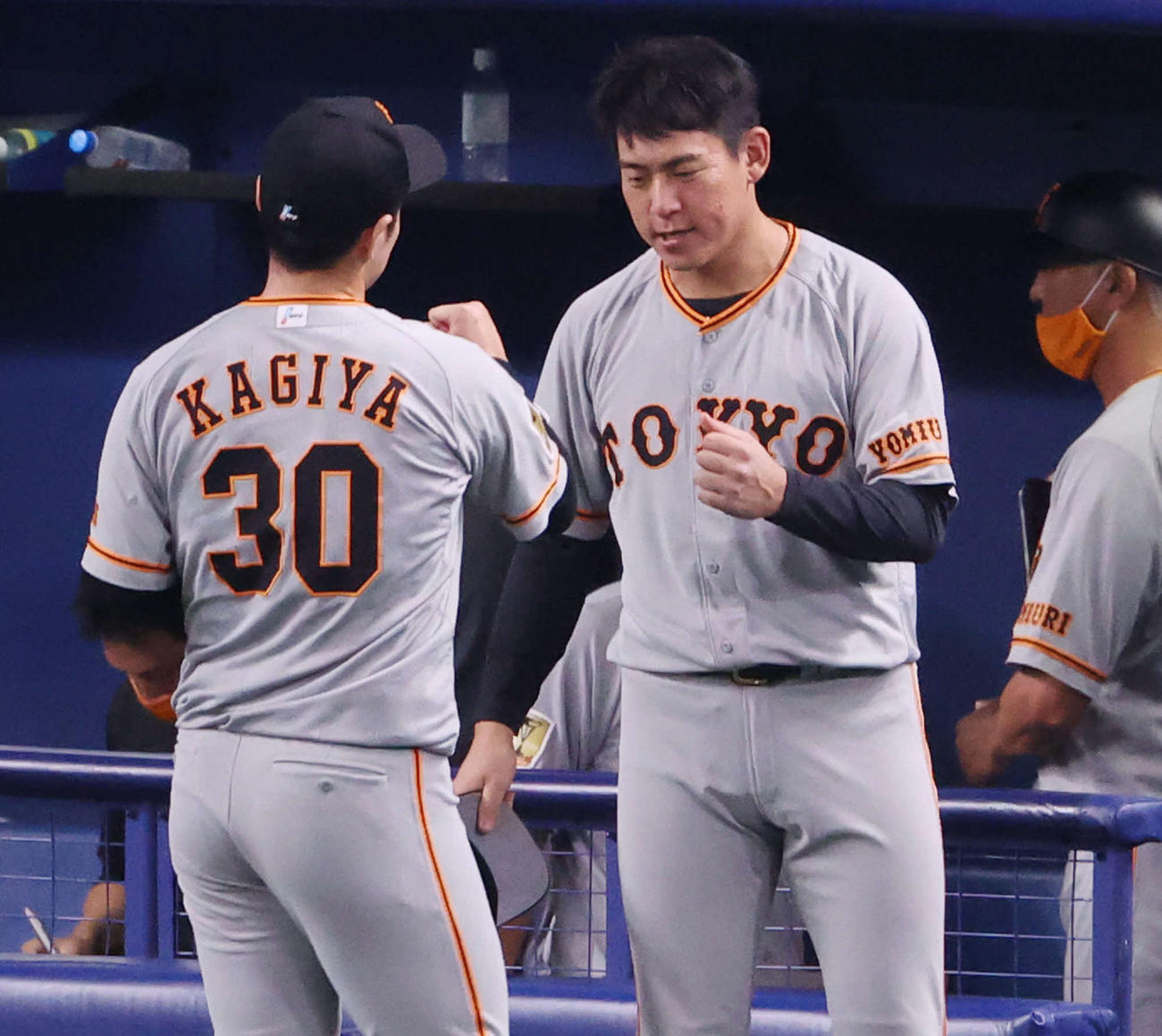 中日対巨人　6回裏を終え、ピンチを抑えた鍵谷（左）を迎える桜井（撮影・河野匠）