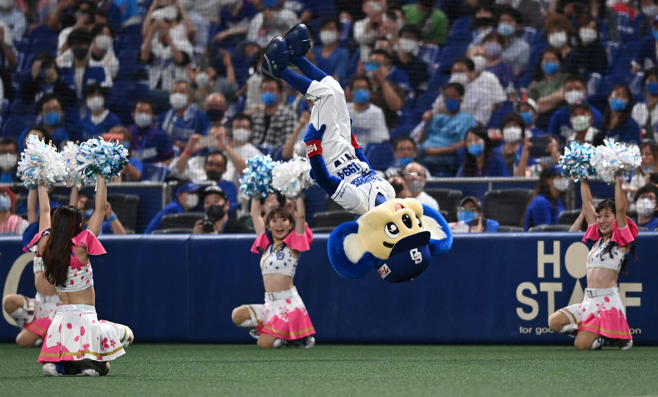 中日対巨人　バク転を成功させるドアラ（撮影・鈴木みどり）