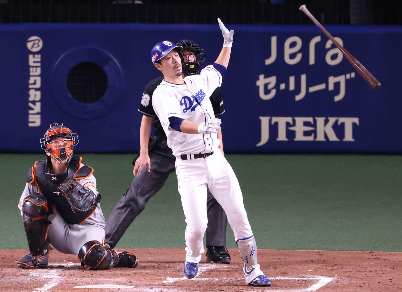 中日対巨人　2回裏中日2死一塁、左越え2点本塁打を放つ阿部（撮影・河野匠）