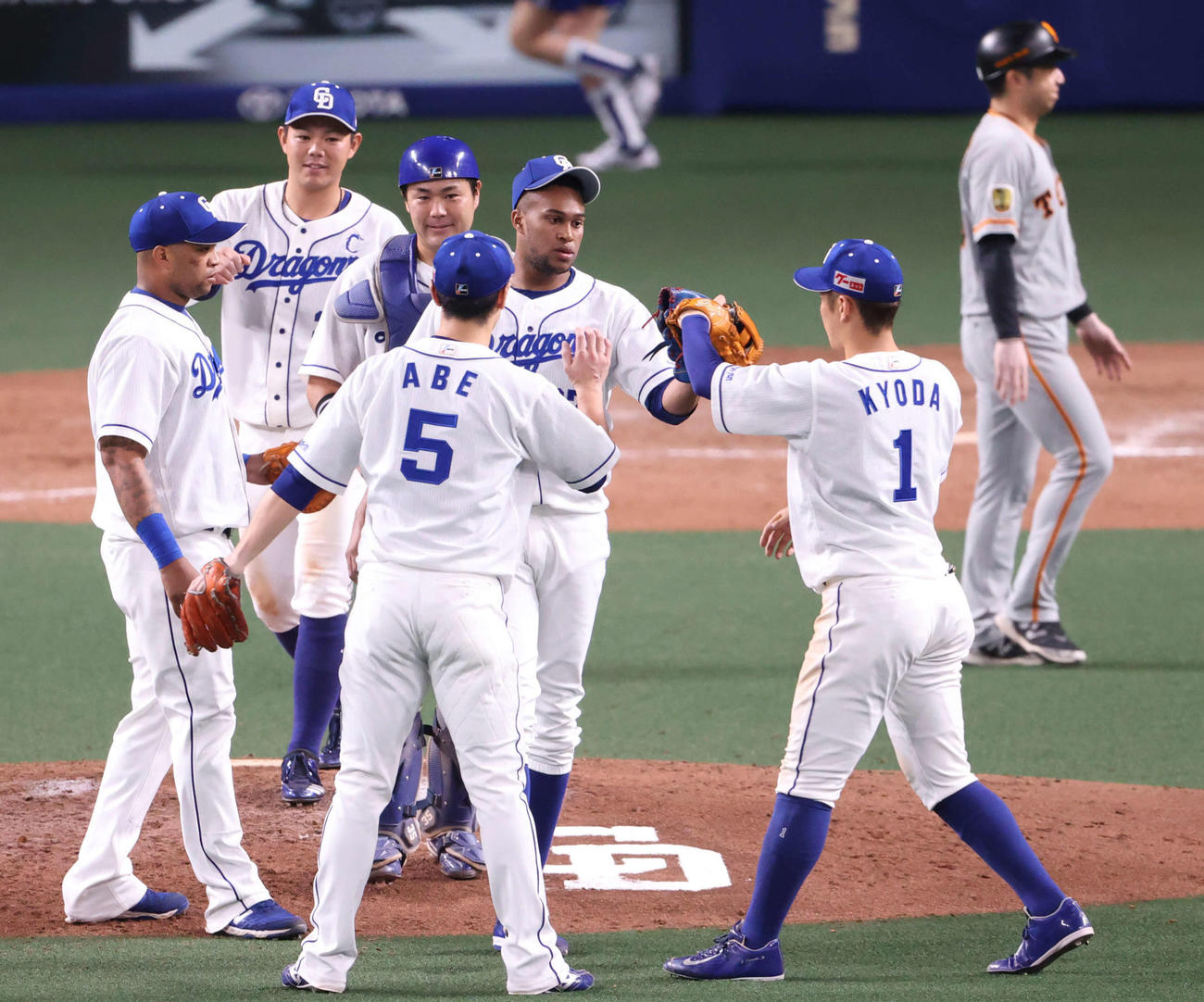 中日対巨人　巨人との接戦を制し、喜び合う中日ナイン（撮影・河野匠）