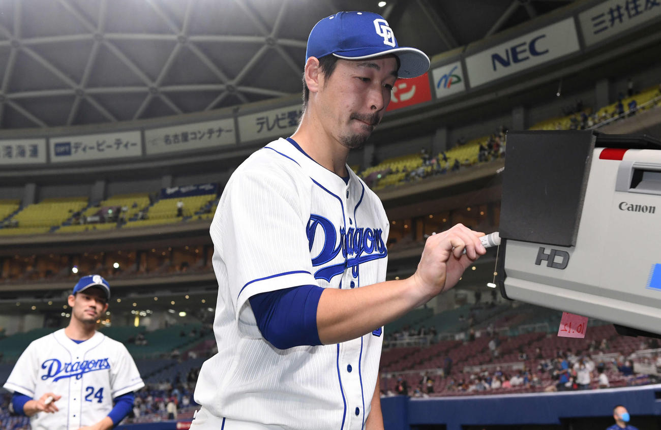 中日対巨人　巨人に勝利し、カメラにサインする中日阿部（撮影・鈴木みどり）