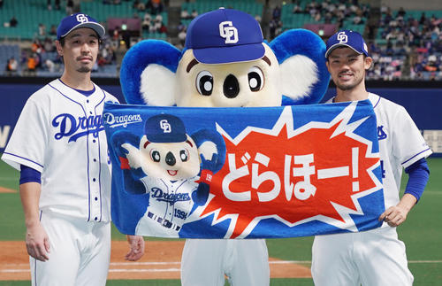 中日対巨人　ヒーローインタビュー後、ドアラと共にポーズを決める阿部（左）と福谷（撮影・森本幸一）