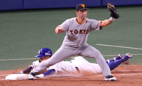 中日対巨人　5回裏中日1死、内野ゴロで懸命にヘッドスライディングを見せるもリプレー検証の結果、アウトになる京田。一塁手中島（撮影・河野匠）