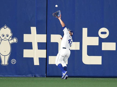 プロ野球中日対巨人　6回表巨人2死二塁、丸佳浩の打球を好捕するソイロ・アルモンテ（撮影・森本幸一）