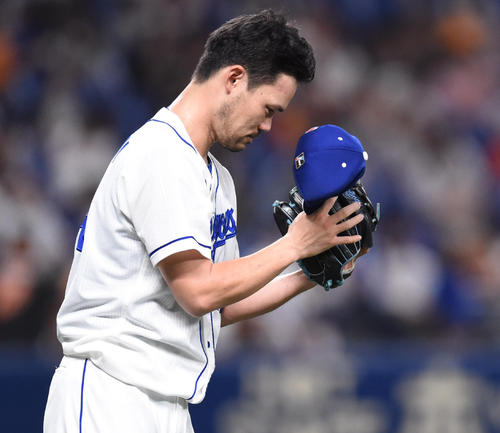 プロ野球中日対巨人　6回表巨人2死二塁、丸佳浩の打球を好捕したソイロ・アルモンテにむかって拝む福谷浩司（撮影・森本幸一）