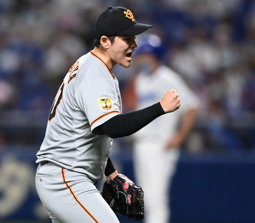 中日対巨人　6回裏中日2死二、三塁、代打井領を三ゴロに仕留めガッツポーズする鍵谷（撮影・鈴木みどり）