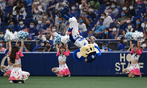 中日対巨人　バク転を成功させるドアラ（撮影・鈴木みどり）