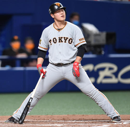 プロ野球中日対巨人　8回表巨人2死一塁、見逃し三振に倒れ悔しい表情の岡本和真（撮影・森本幸一）
