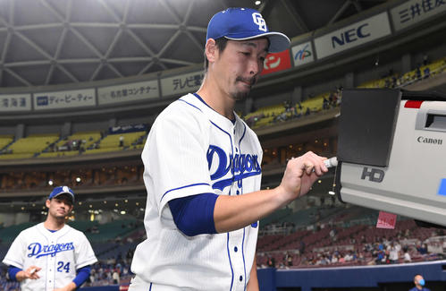 中日対巨人　巨人に勝利し、カメラにサインする中日阿部（撮影・鈴木みどり）