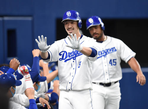 プロ野球中日対巨人　2回裏中日2死一塁、左越え2点本塁打を放った阿部寿樹（撮影・森本幸一）
