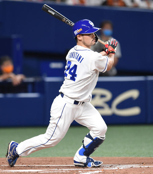 プロ野球中日対巨人　2回裏中日2死一塁、右中間へ適時二塁打を放った福谷浩司（撮影・森本幸一）