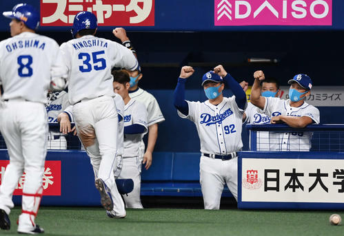中日対巨人　2回裏中日2死一塁、福谷の右適時二塁打で生還した木下（左から2人目）を迎える与田監督（中央）（撮影・鈴木みどり）