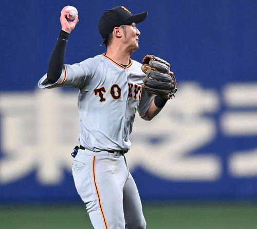 中日対巨人　5回裏中日1死、京田の打球を一塁へ送球する二塁手吉川尚。1度はセーフと判定されるもリプレー検証でアウトになる（撮影・鈴木みどり）