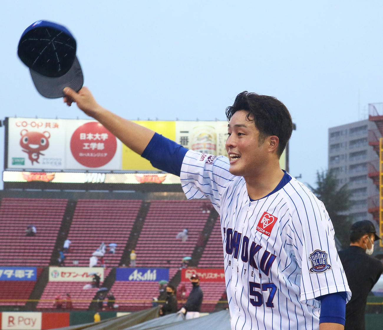 楽天対西武　プロ初勝利を挙げた楽天滝中はスタンドの声援に帽子を取って応える（撮影・足立雅史）