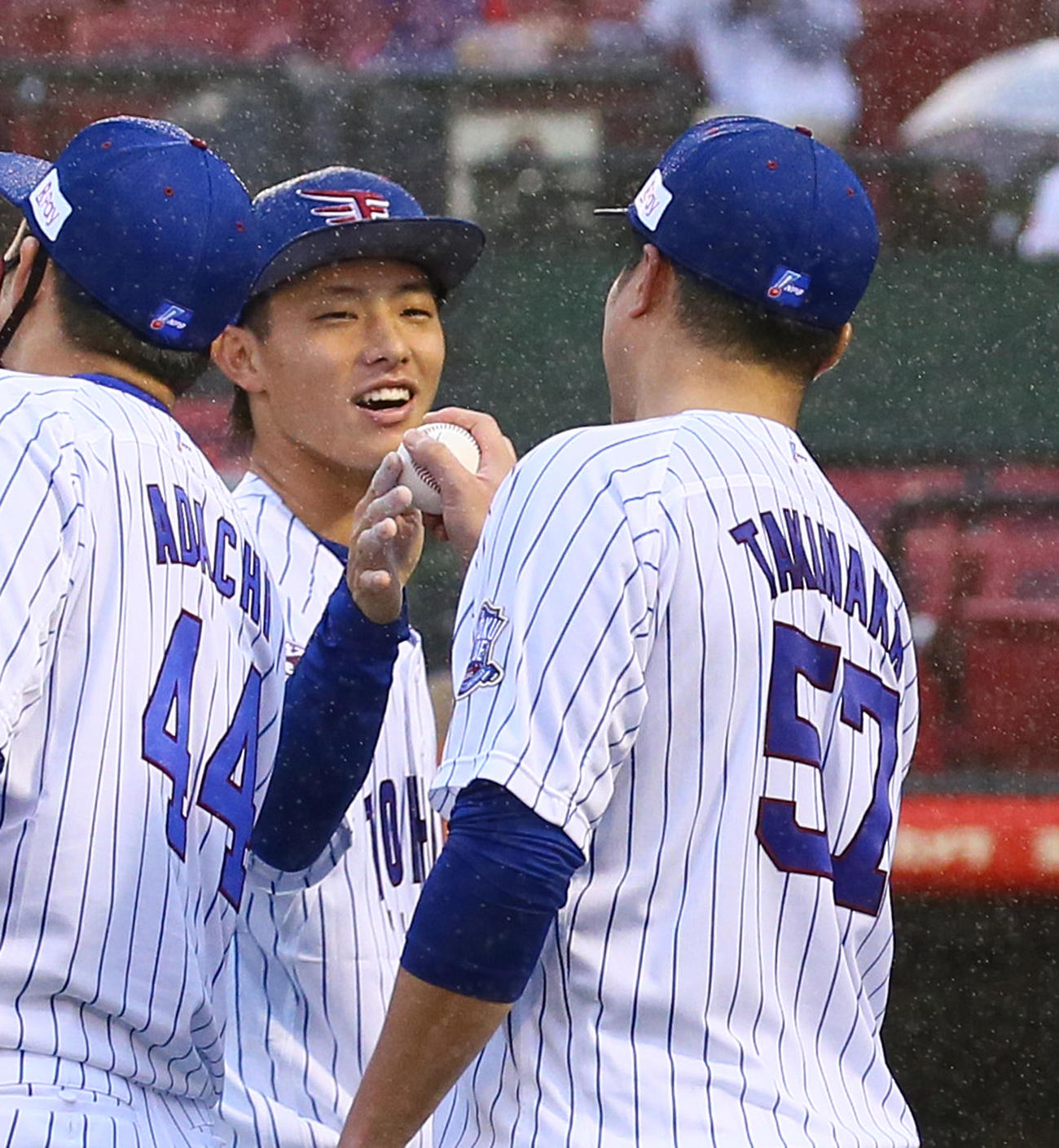 楽天対西武　楽天辰己（左）からプロ初勝利球を受け取る滝中（撮影・足立雅史）