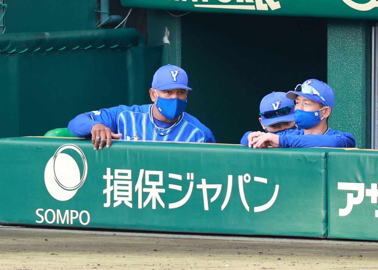 阪神対DeNA　8回裏、厳しい表情のラミレス監督（左）（撮影・清水貴仁）