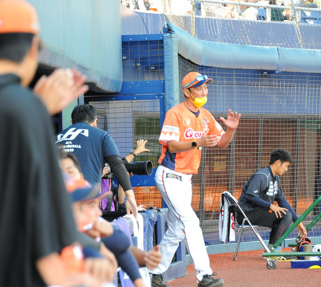 笑顔で選手を出迎える清水監督（中央）