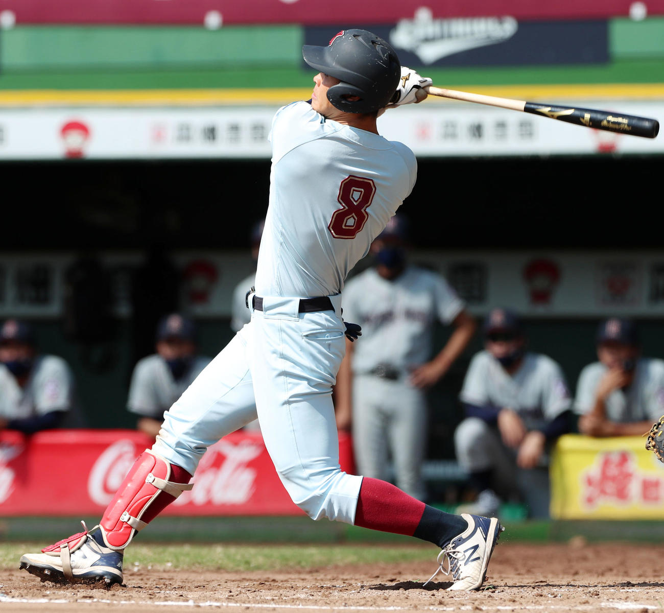 近大対立命大　3回表近大無死一塁、佐藤は右越え2点本塁打を放つ（撮影・加藤哉）