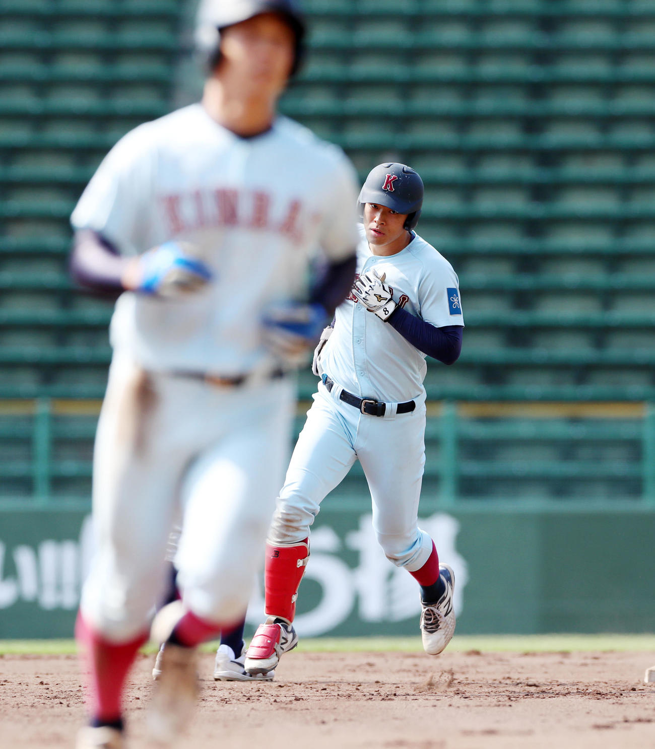 近大対立命大　3回表近大無死一塁、佐藤は右越え2点本塁打を放つ（撮影・加藤哉）